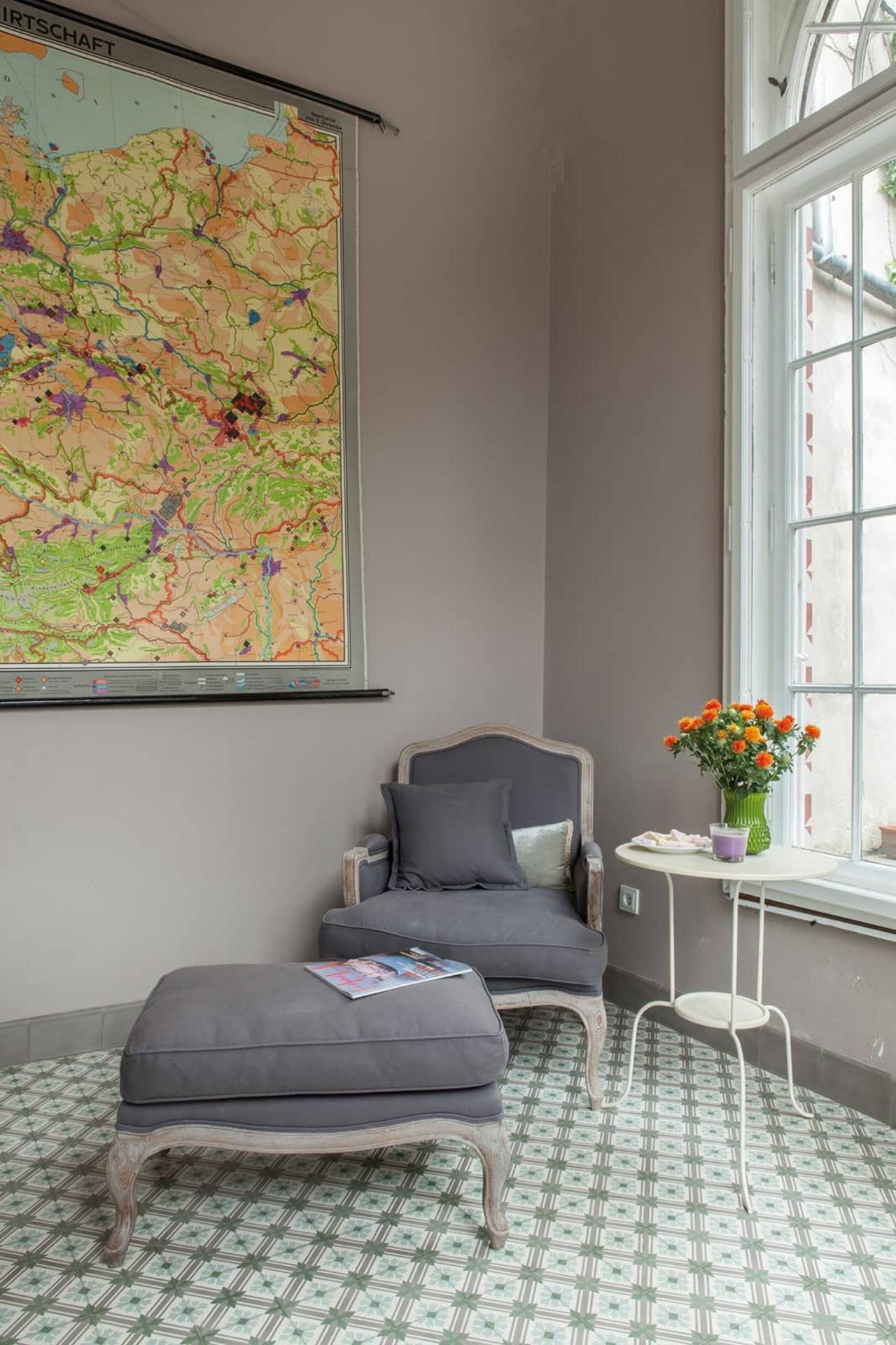 Mehrfarbige Zementfliese aus dem Burgund im Wohnzimmer Mehrfarbige Zementfliese aus dem Burgund im Wohnzimmer