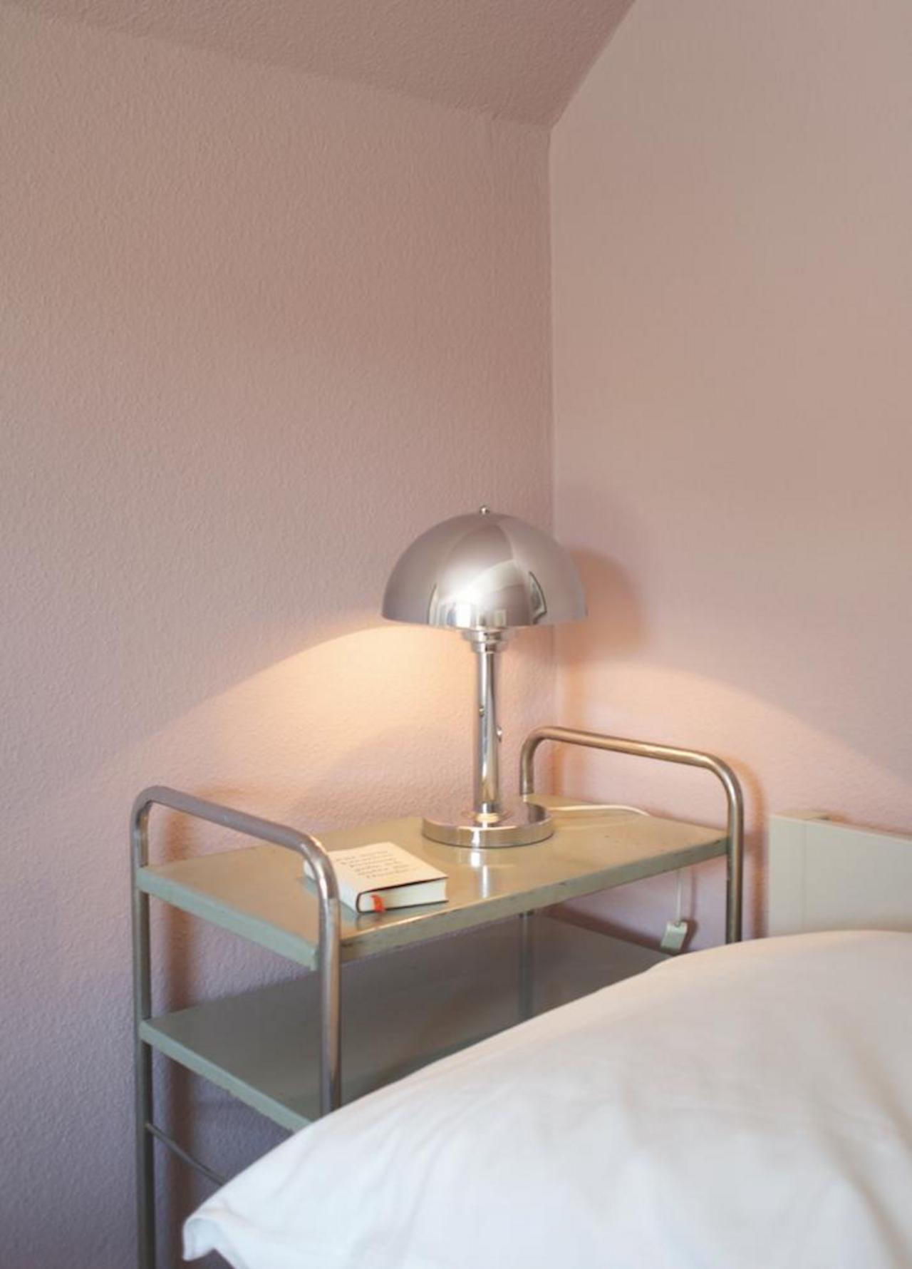 Kreidefarbe Rosenholz in Schlafzimmer mit Beistelltisch und Lampe 