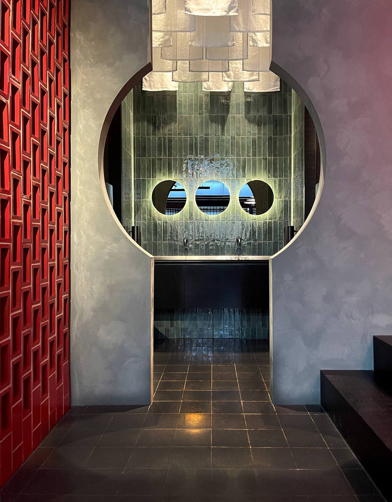 Schwarze Terrazzoplatten in japanischem Restaurant