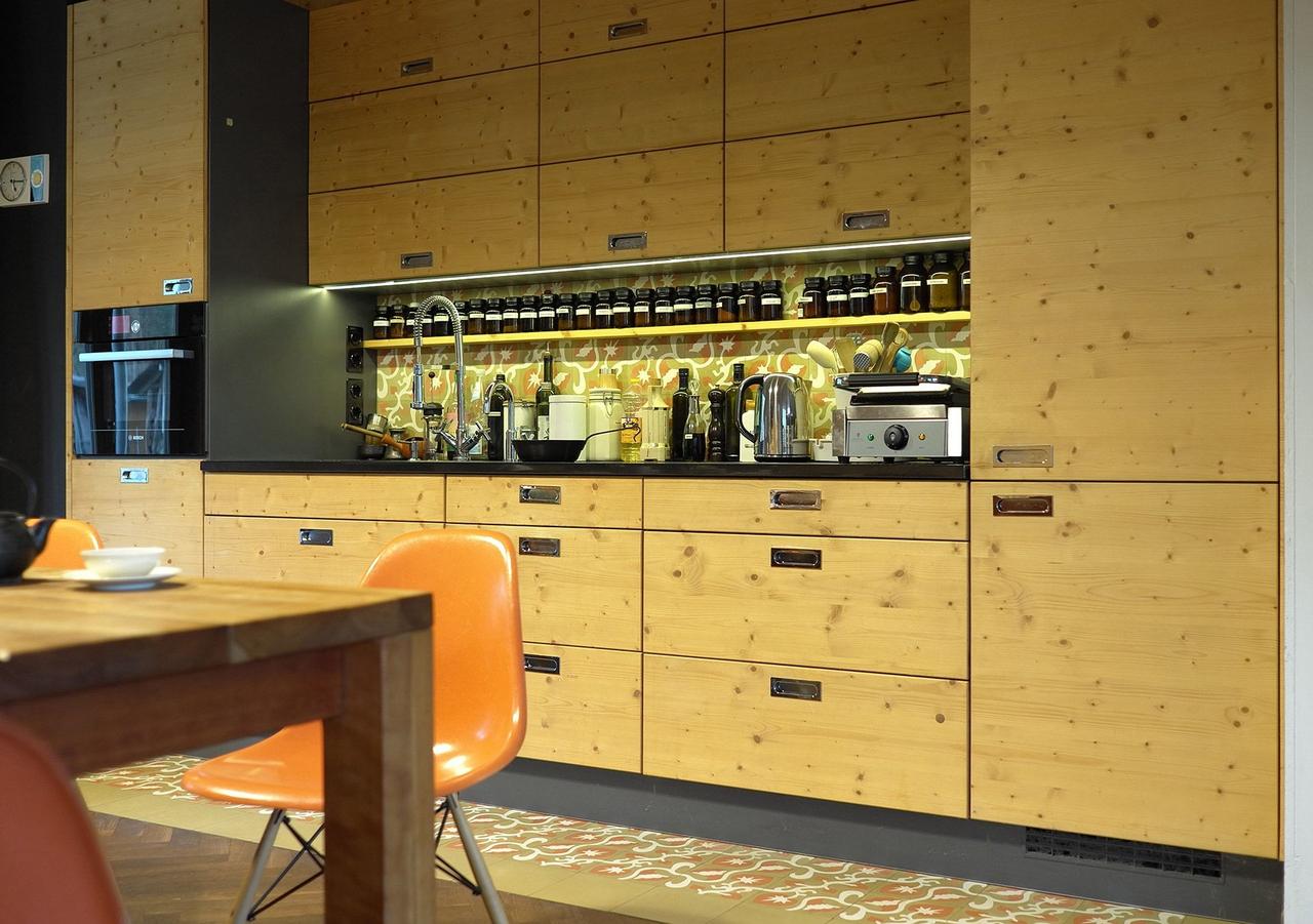 VIA Zementmosaikplatte N° 13200 auf dem Boden und an der Wand VIA Zementmosaikplatte N° 13200 auf dem Boden und an der Wand