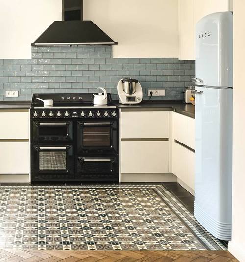 Klassisches Muster, moderne Küche