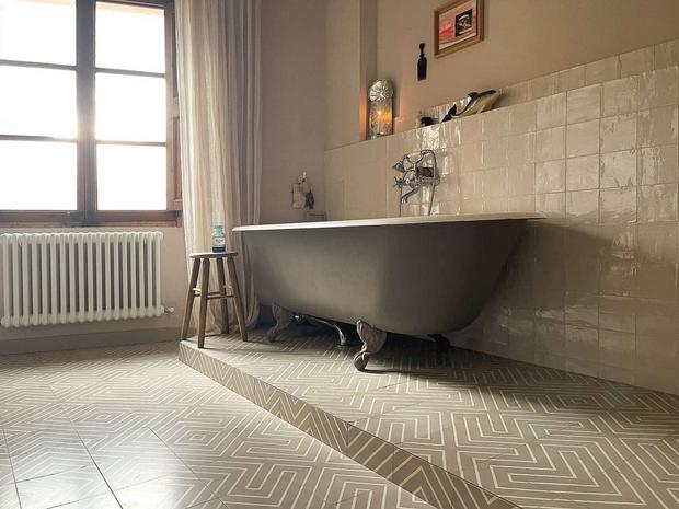 VIA Zementfliesen in grauweiss mit Badewanne 