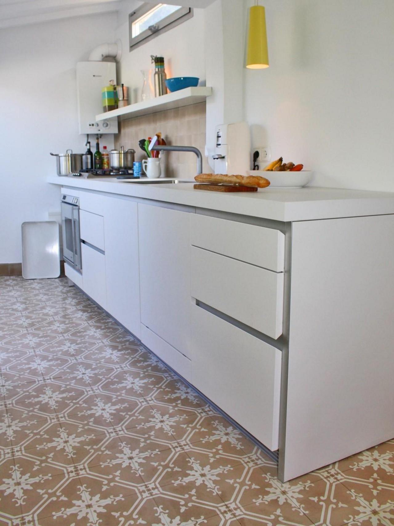 Zementfliese in sand und weiß in einer Küche Zementfliese in sand und weiß in einer Küche