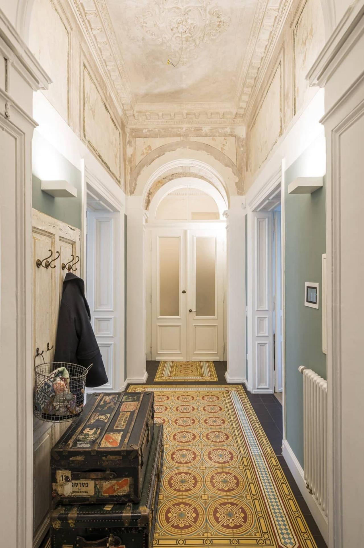 VIA Zementmosaikplatte mit mehrfarbigem Muster im Eingangsbereich einer Villa 