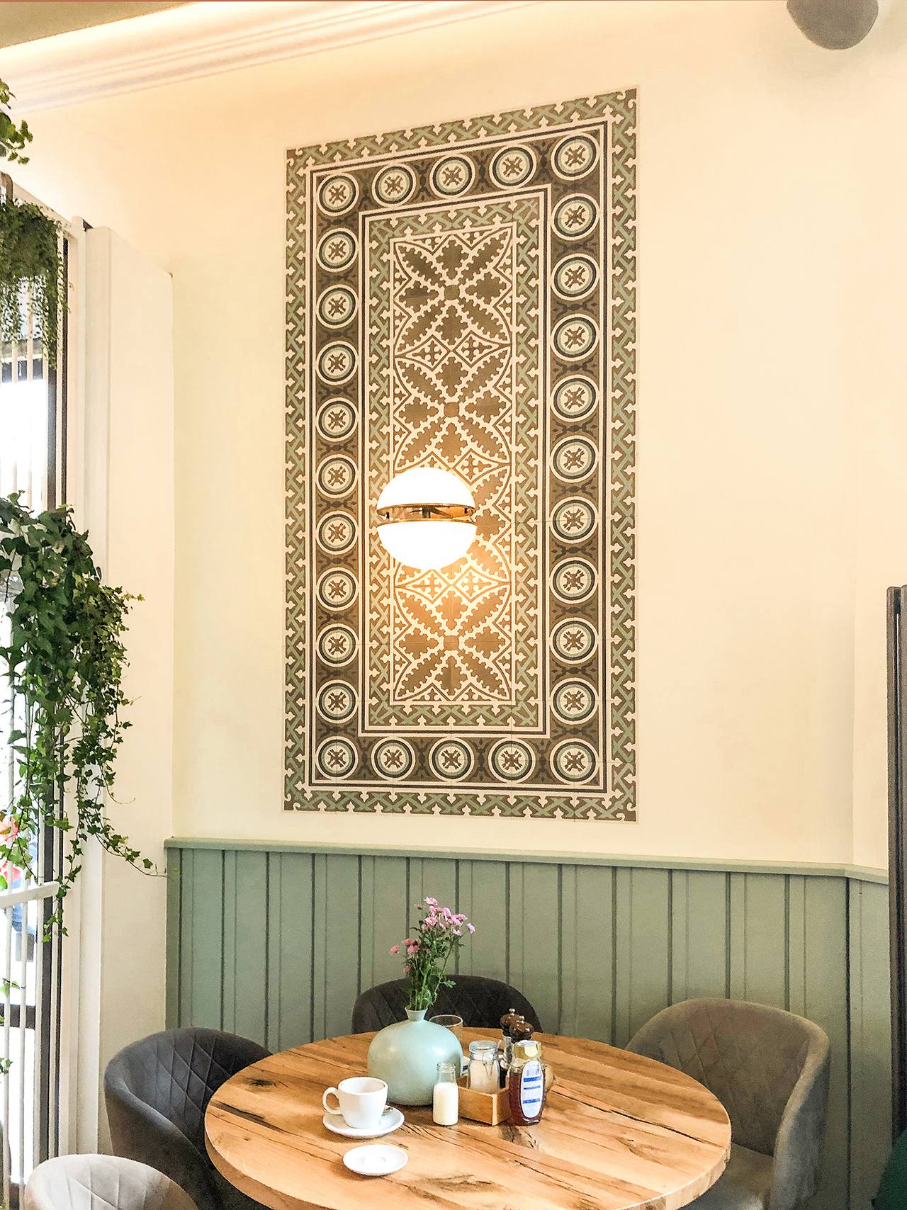 Zementfliesen an der Wand mit Beleuchtung