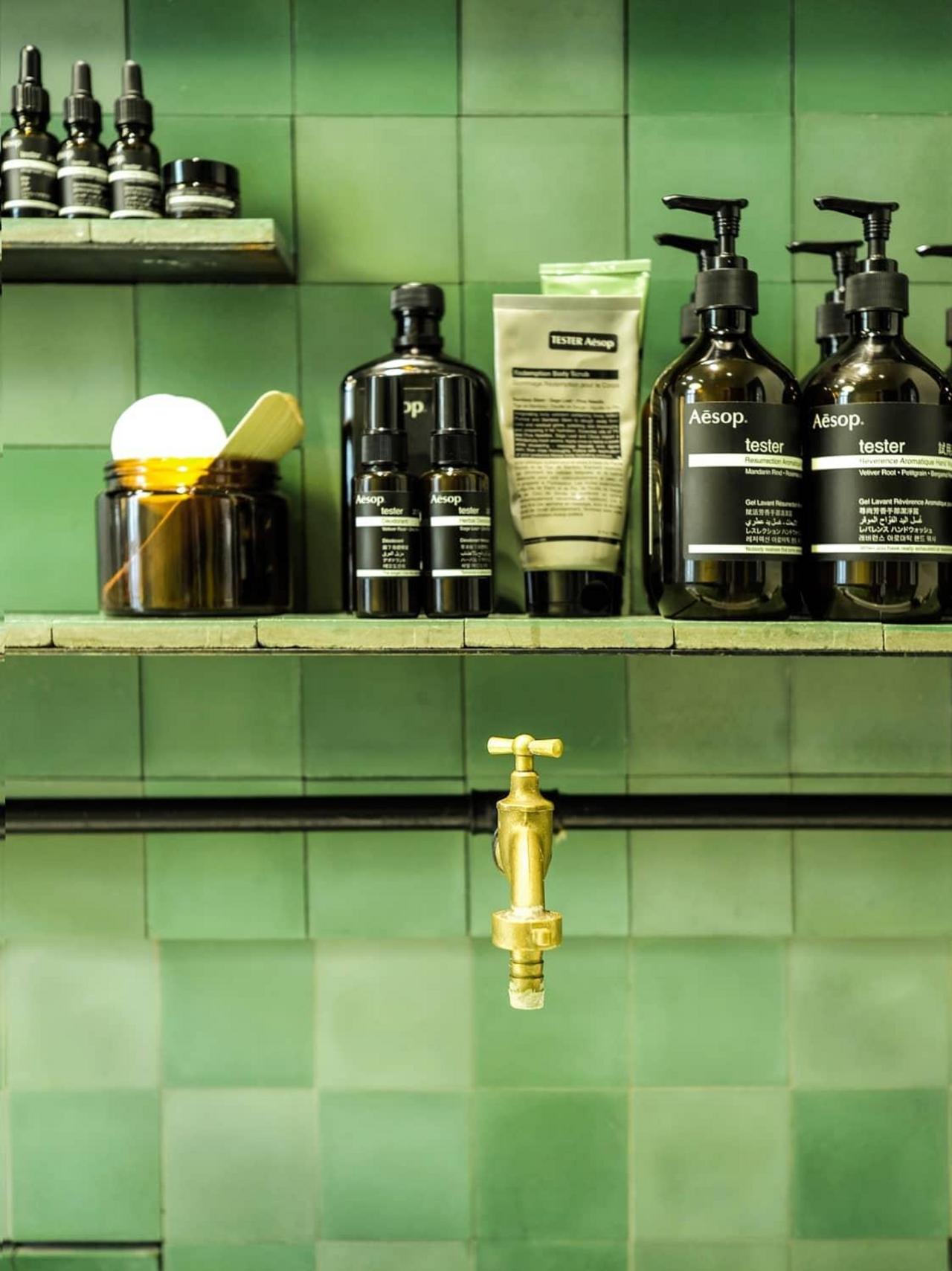 [Translate to Englisch:] VIA Zementfliesen in Grüntönen im Aesop Shop 