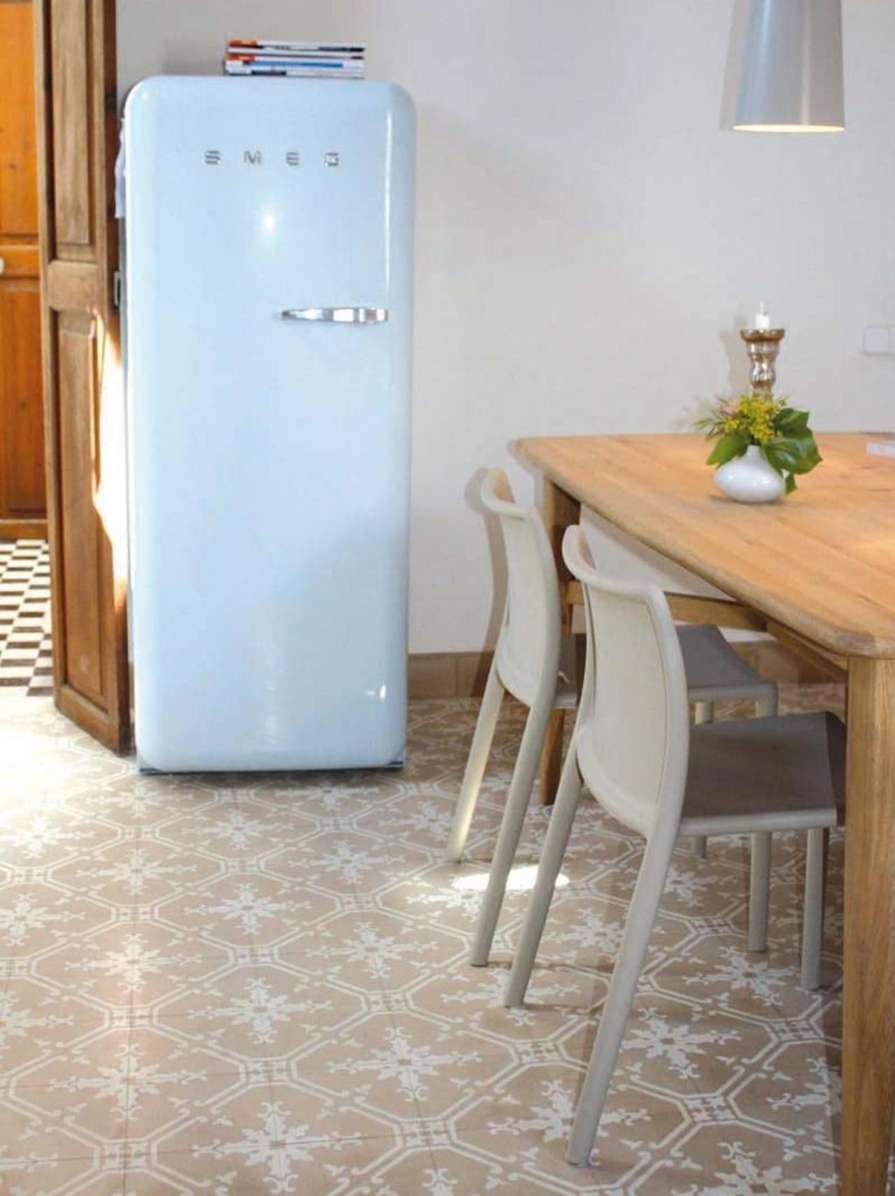 Zweifarbige diagonale Zementfliese in sand und weiß in einer Küche Zweifarbige diagonale Zementfliese in sand und weiß in einer Küche