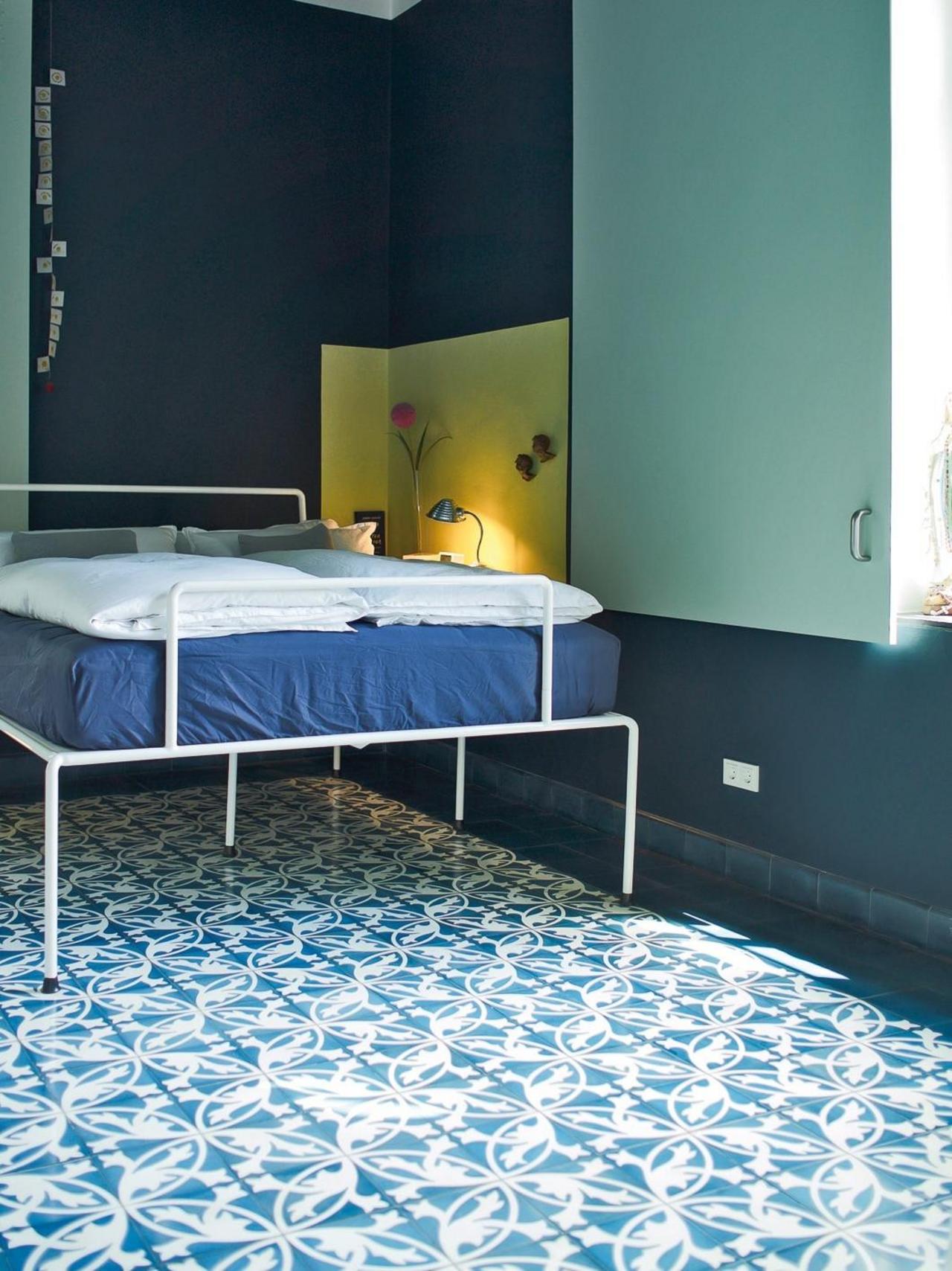 VIA Zementmosaikplatte in weiss und blau mit passend blauer Kreidefarbe als Wandfarbe VIA Zementmosaikplatte in weiss und blau mit passend blauer Kreidefarbe als Wandfarbe