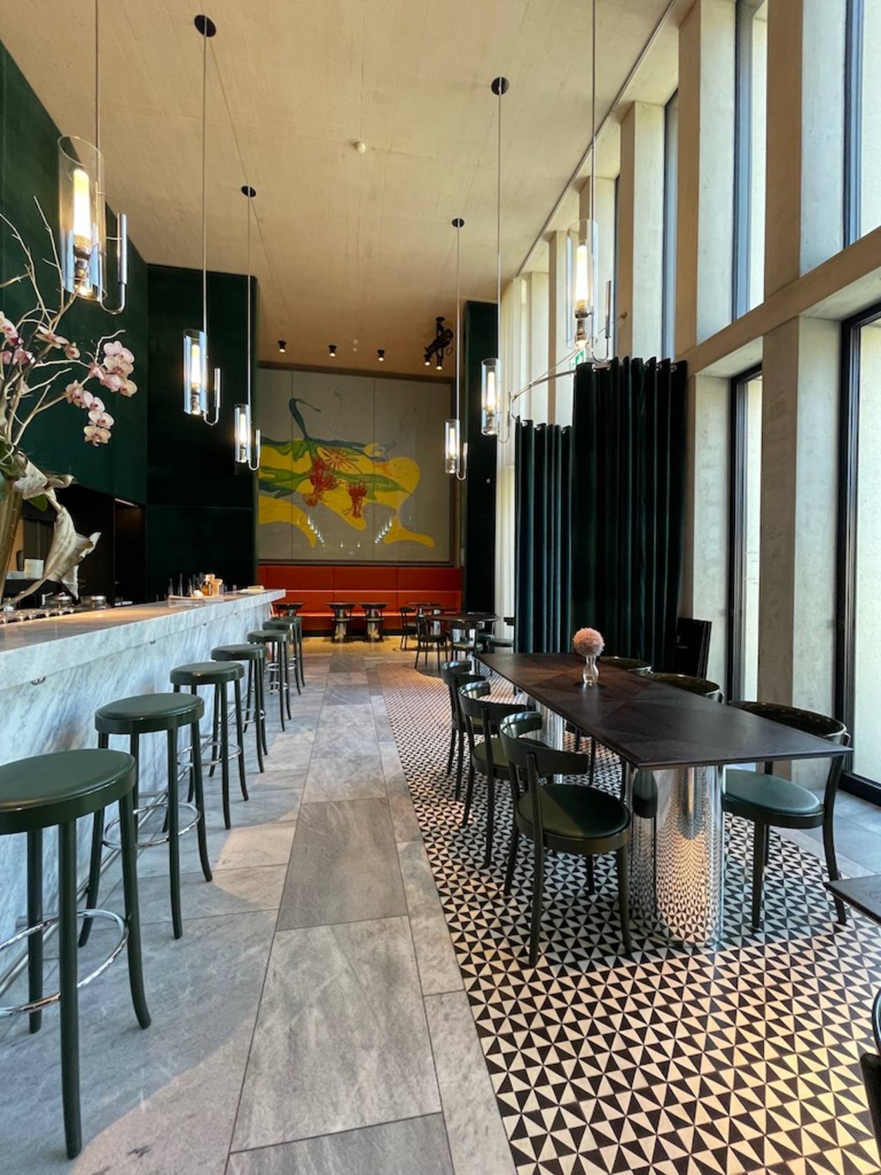 Zementfliesen mit kleinen Dreiecken in Bar