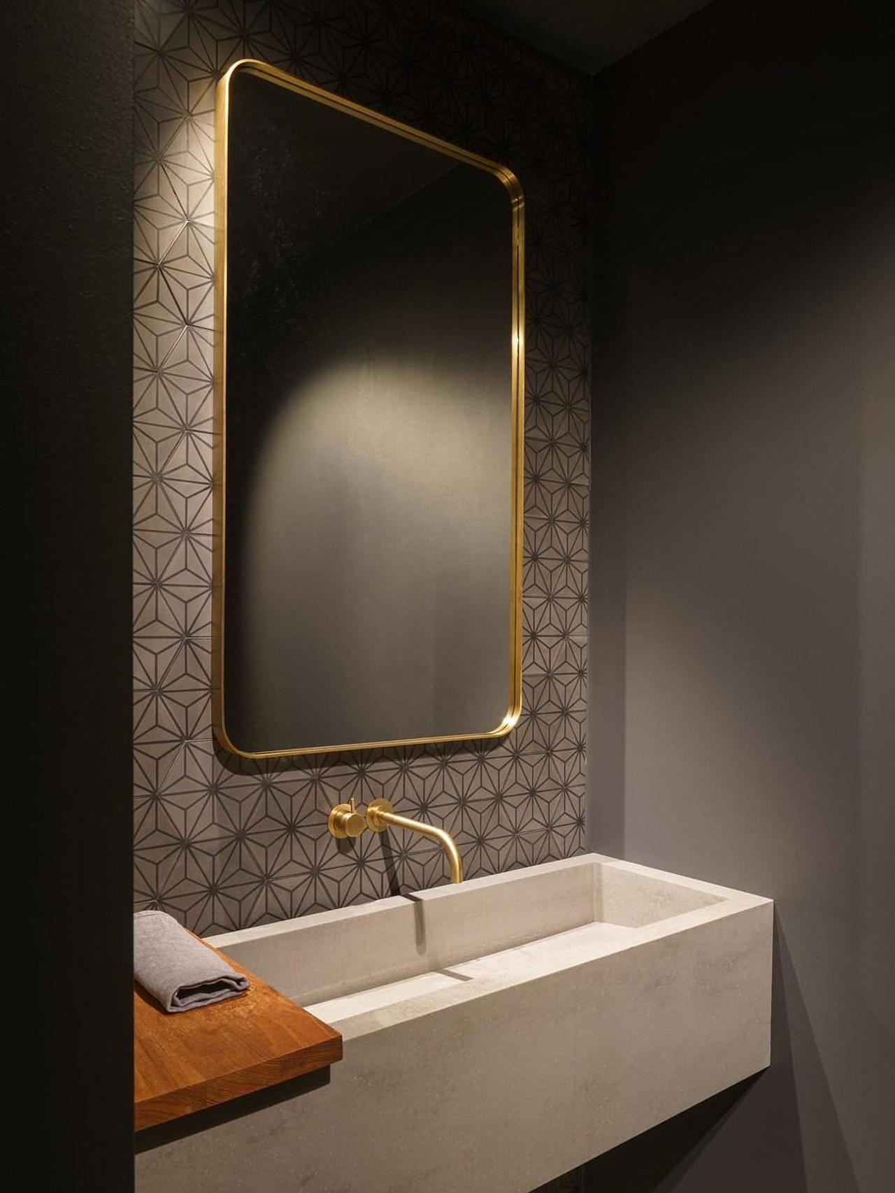 VIA Sechseckplatte als Wand in einem Gästebad VIA Sechseckplatte als Wand in einem Gästebad