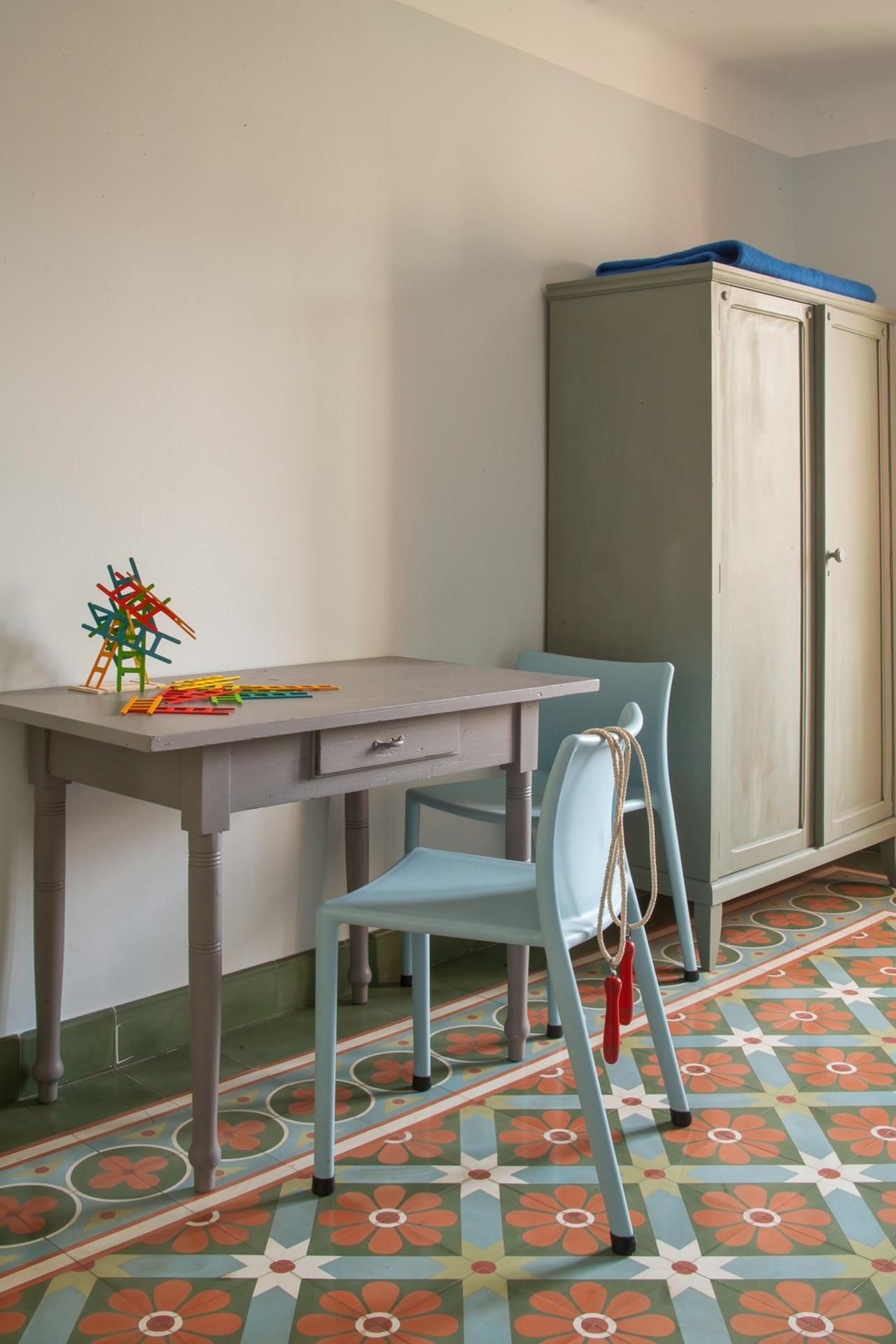 Mehrfarbige Zementfliese in fröhlichen Farben Mehrfarbige Zementfliese in fröhlichen Farben