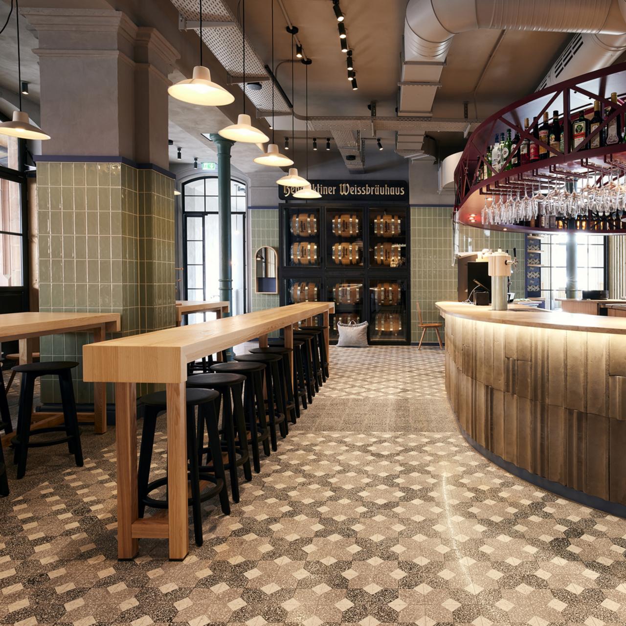 Terrazzofliesen mit diagonalem Muster in einer Brauerei Terrazzofliesen mit diagonalem Muster in einer Brauerei