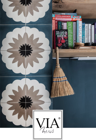 VIA Zementfliesen mit floralem Muster an der Wand verlegt  