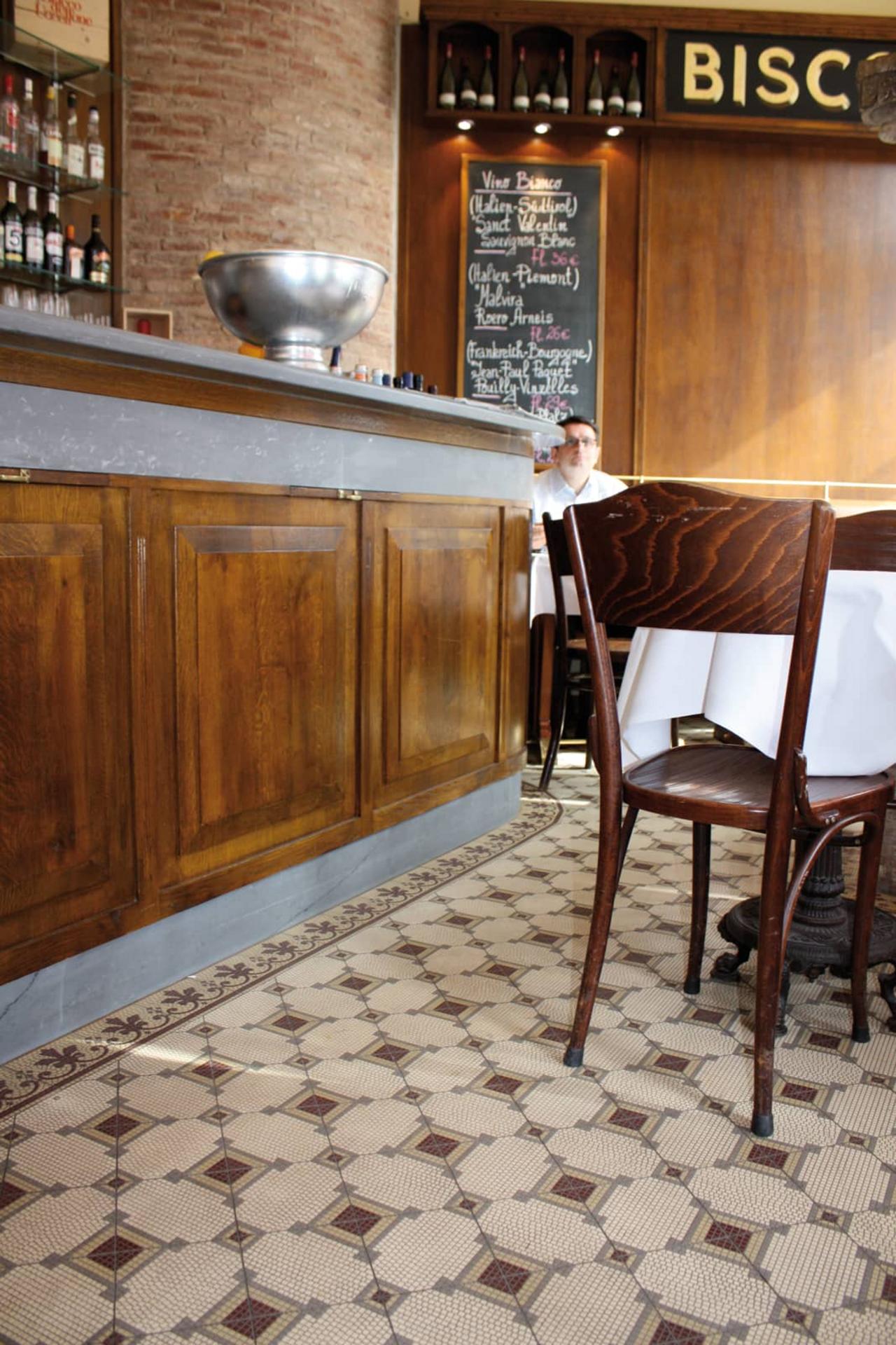 Geriffelte Pfarrhausplatte in einem Cafe´ 