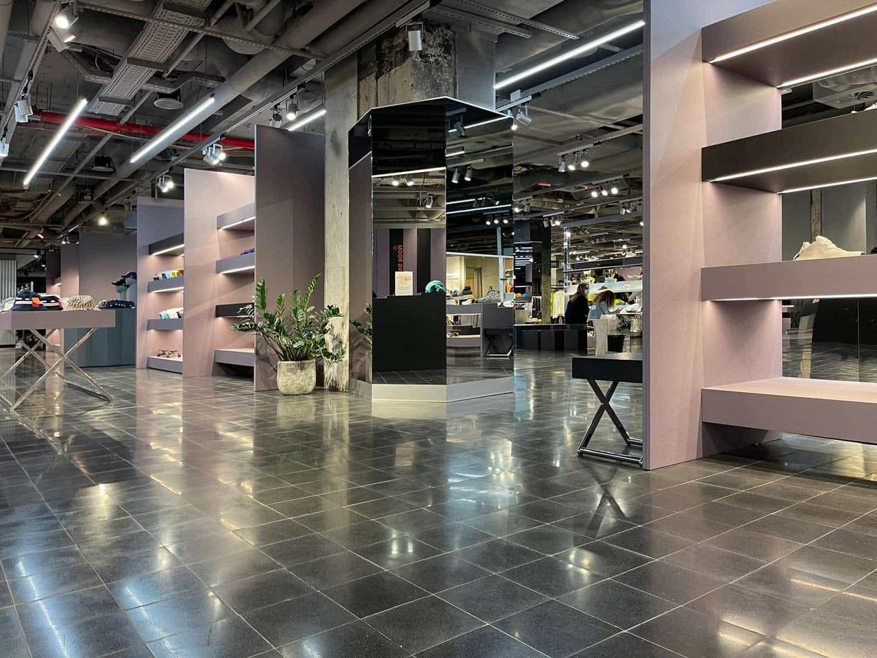 [Translate to Englisch:] VIA Terrazzoplatten-rosa und schwarz-Kaufhaus Oberpollinger München 