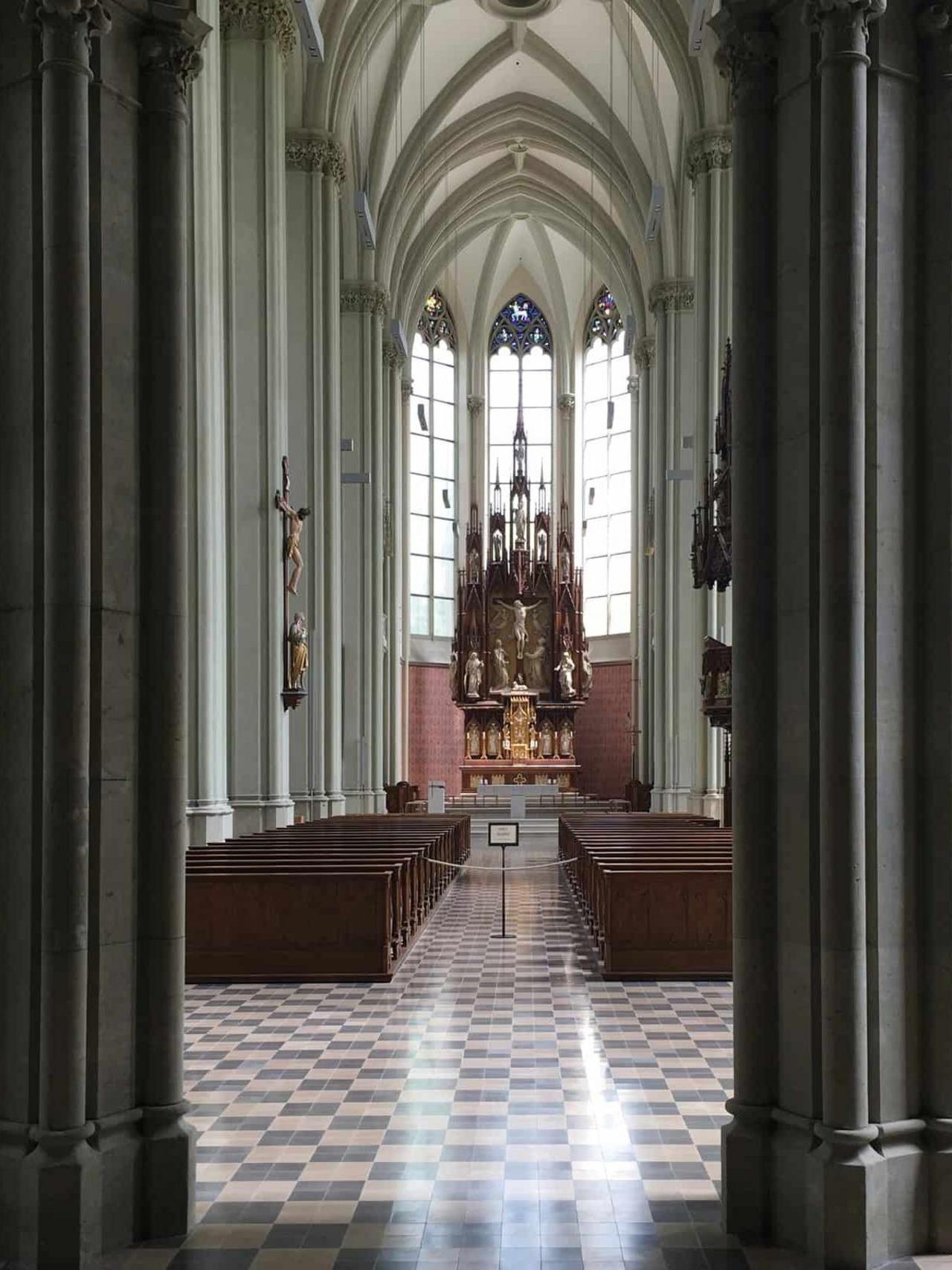 Zementfliesen im Schachbrett verlegt in der Kirche Zementfliesen im Schachbrett verlegt in der Kirche