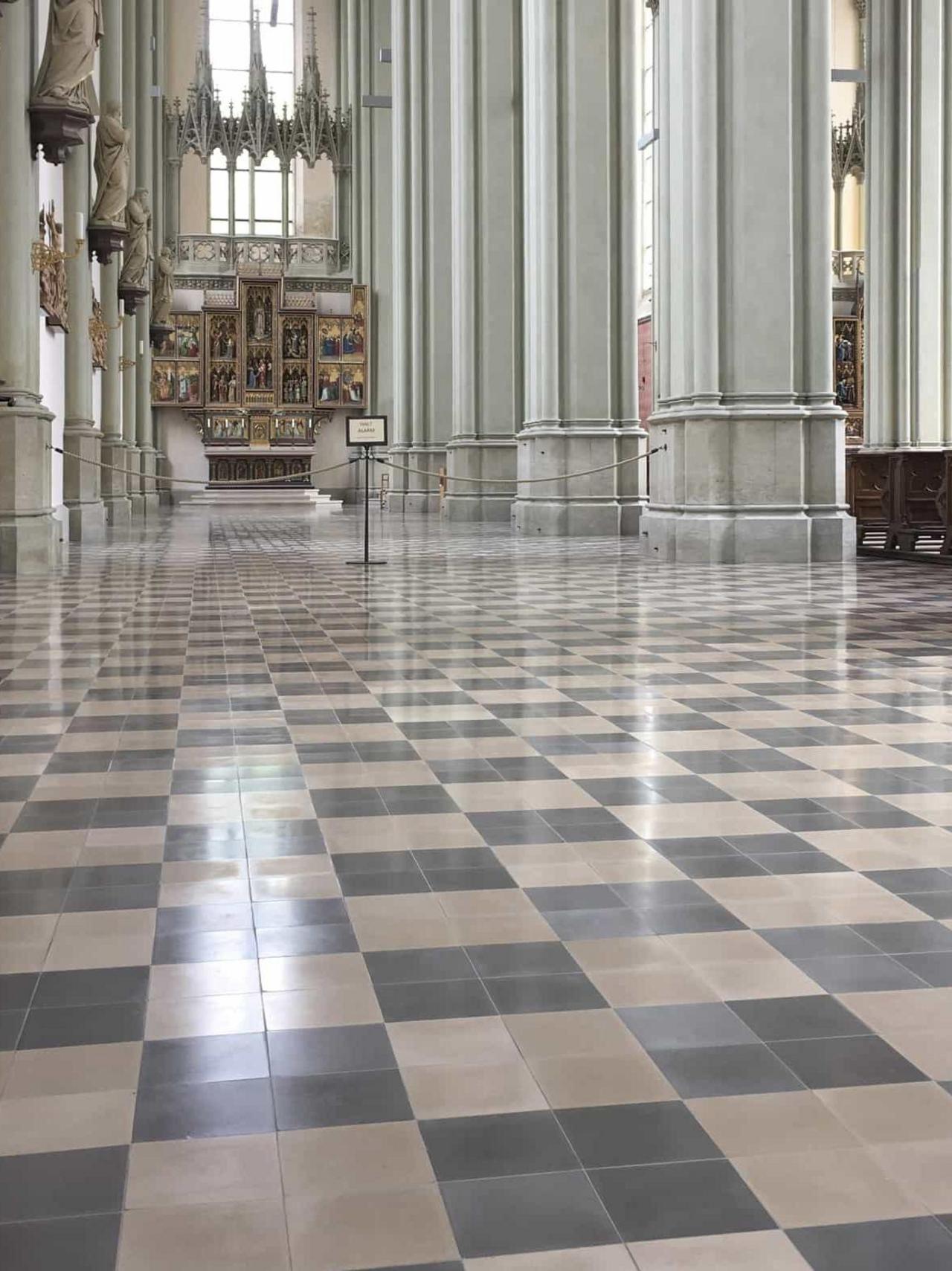 Zementfliesen im Schachbrett verlegt in der Kirche Zementfliesen im Schachbrett verlegt in der Kirche