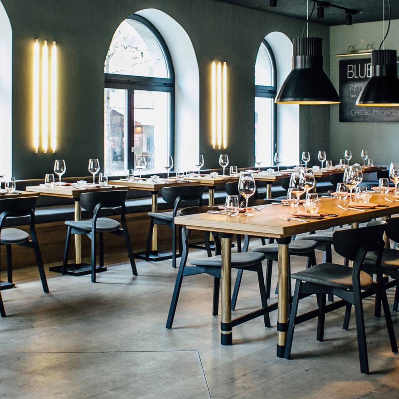 Kreidefarbe grünblau im Restaurant Kreidefarbe grünblau im Restaurant