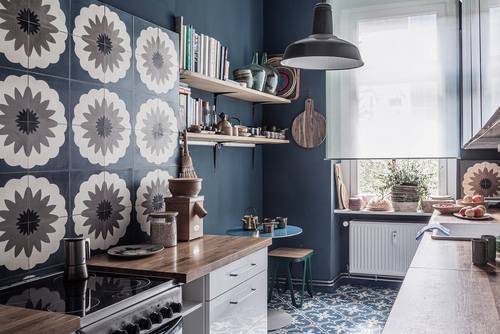 Jugendstilblume Kuechenwand