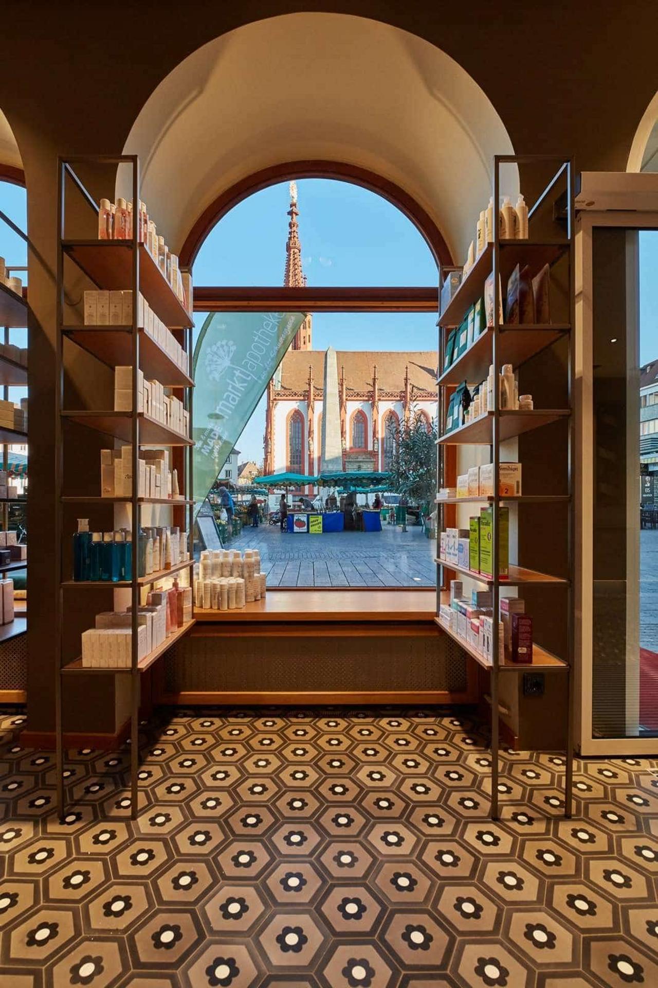 Sechseckplatte mit zentralen Blumenmotiv in der Marktapotheke in Würzburg Sechseckplatte mit zentralen Blumenmotiv in der Marktapotheke in Würzburg