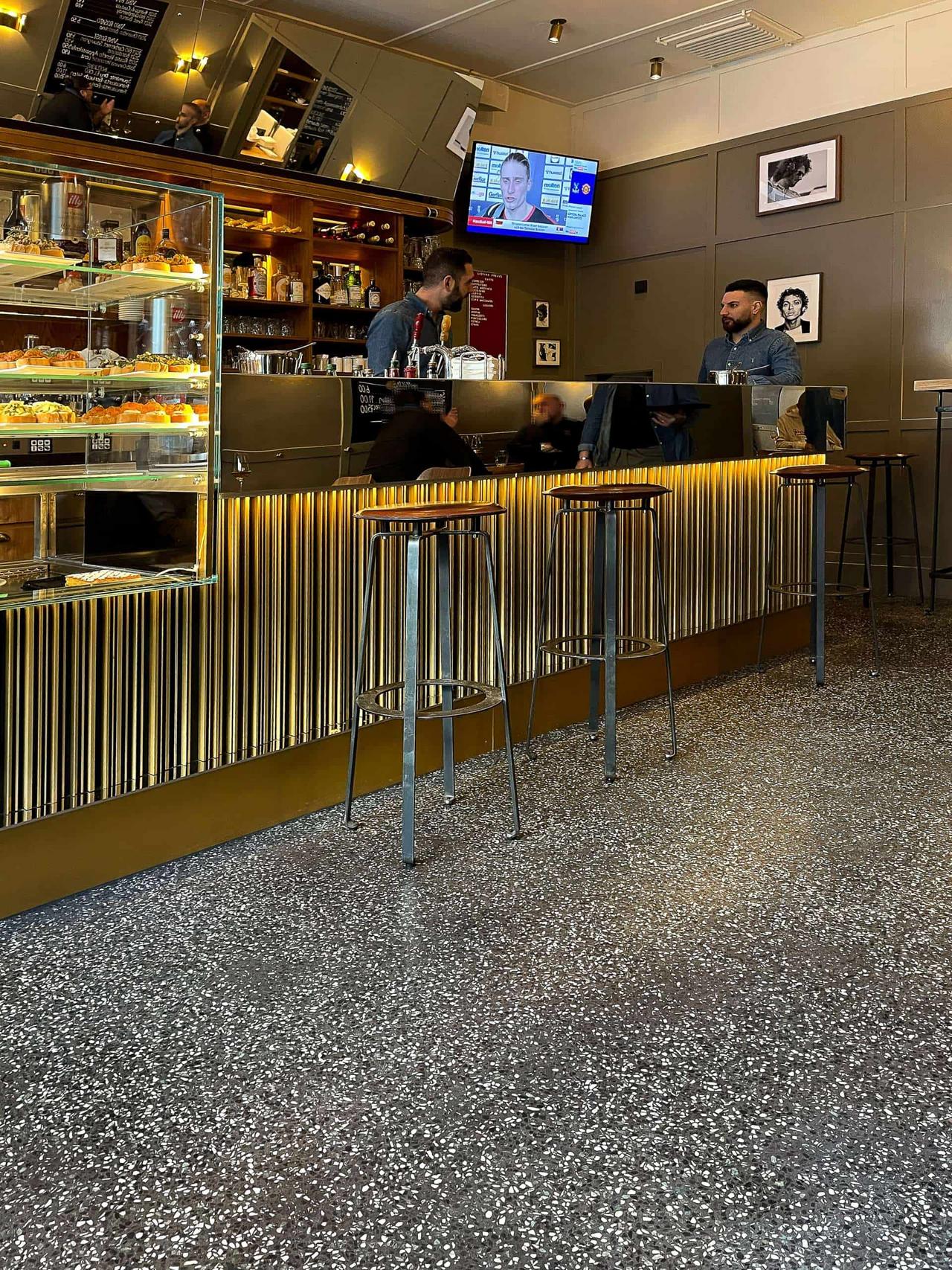 VIA dunkler Terrazzoboden im Barbereich VIA dunkler Terrazzoboden im Barbereich