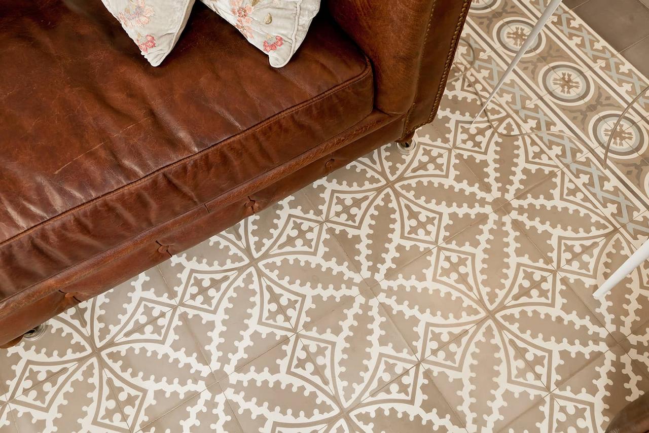 Zementfliesen in weiss grau in einem Wohnzimmer Zementfliesen in weiss grau in einem Wohnzimmer