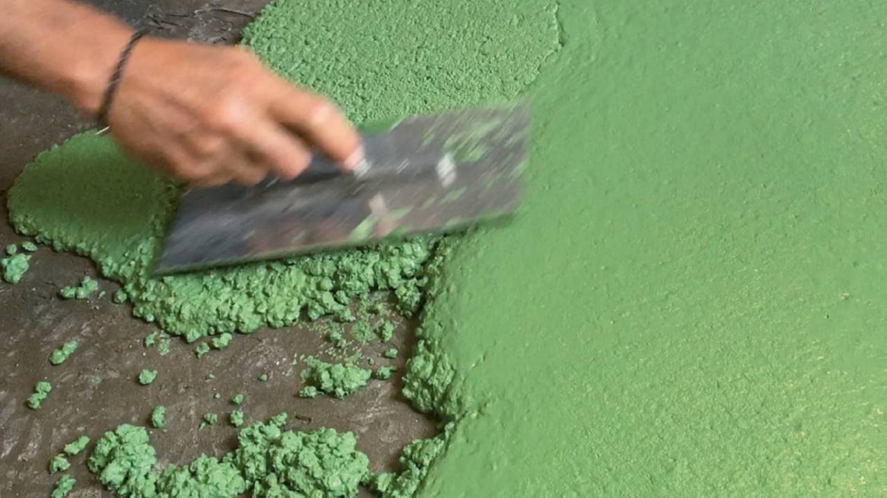 VIA Terrazzo mit grünem Bindemittel mit der Kelle auftragen  