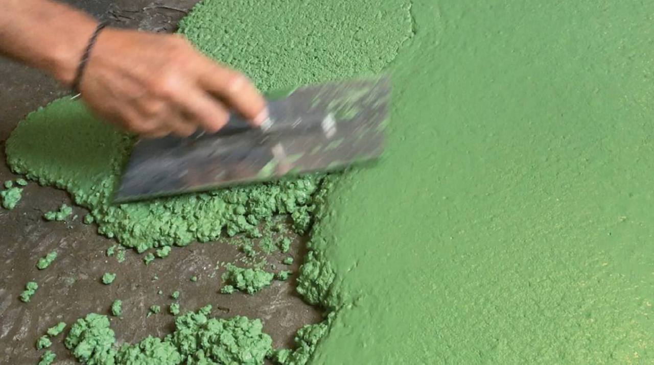 VIA Terrazzo mit grünem Bindemittel mit der Kelle auftragen