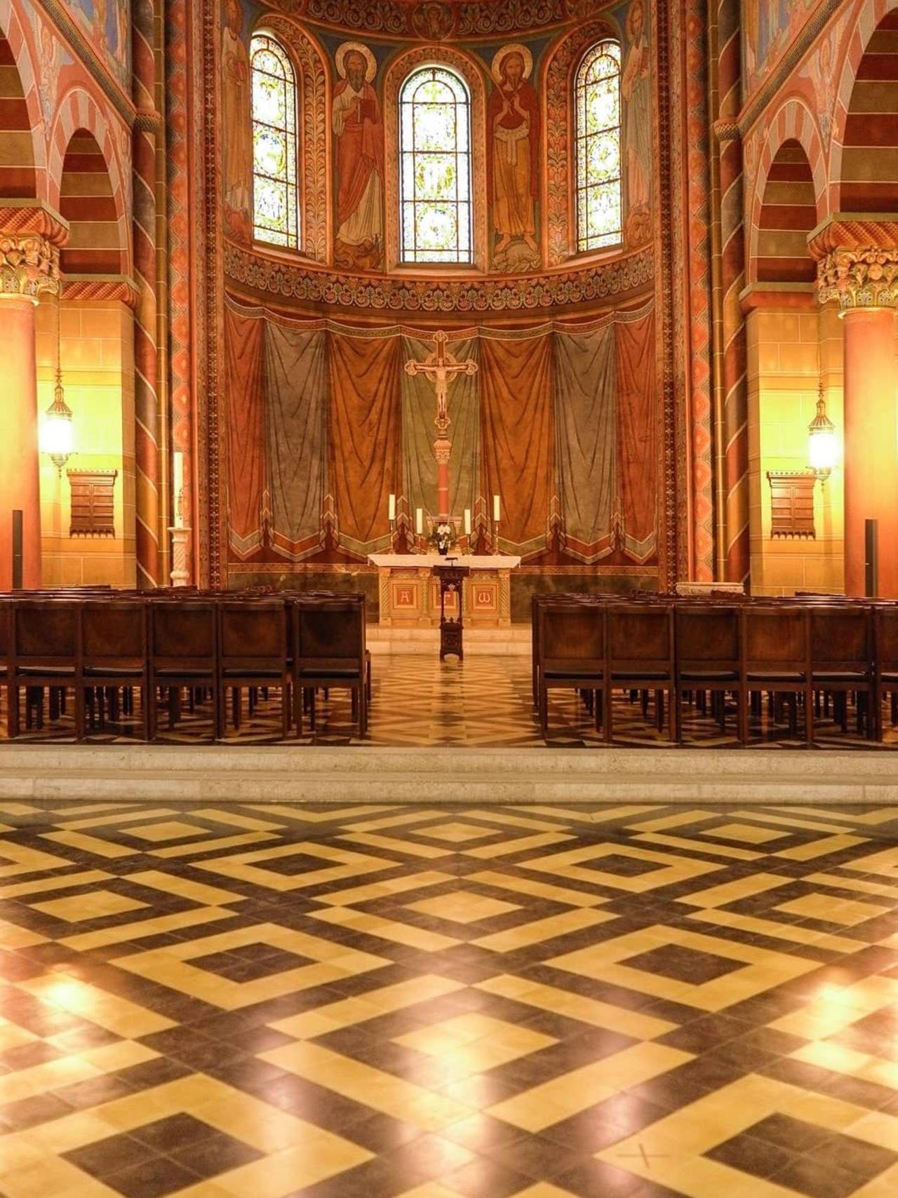 Zementfliesen in gelb und grau im Kaiserdom Königslutter Zementfliesen in gelb und grau im Kaiserdom Königslutter