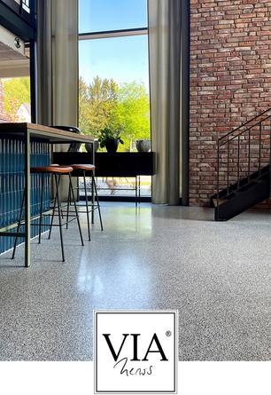 VIA Terrazzoboden in einer Firmenzentrale mit Theke und Barhockern 