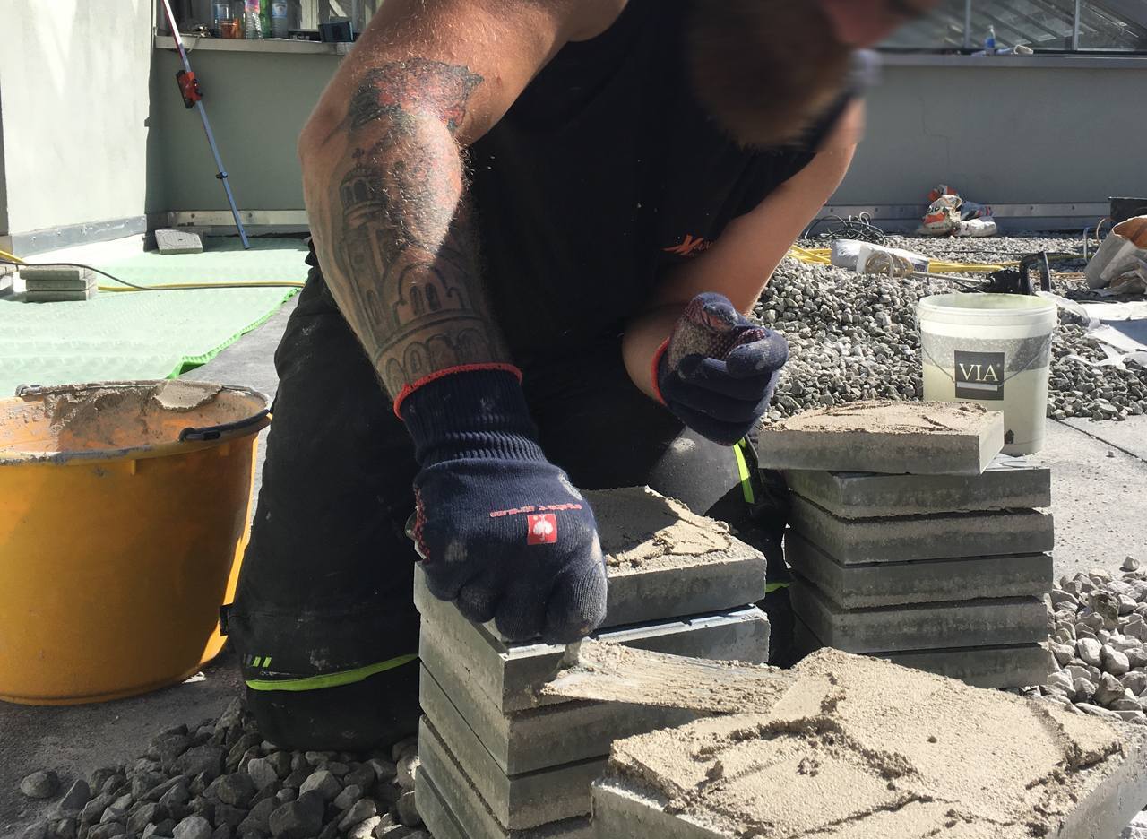 Vorbereitung zur Verlegung von Betonplatten 