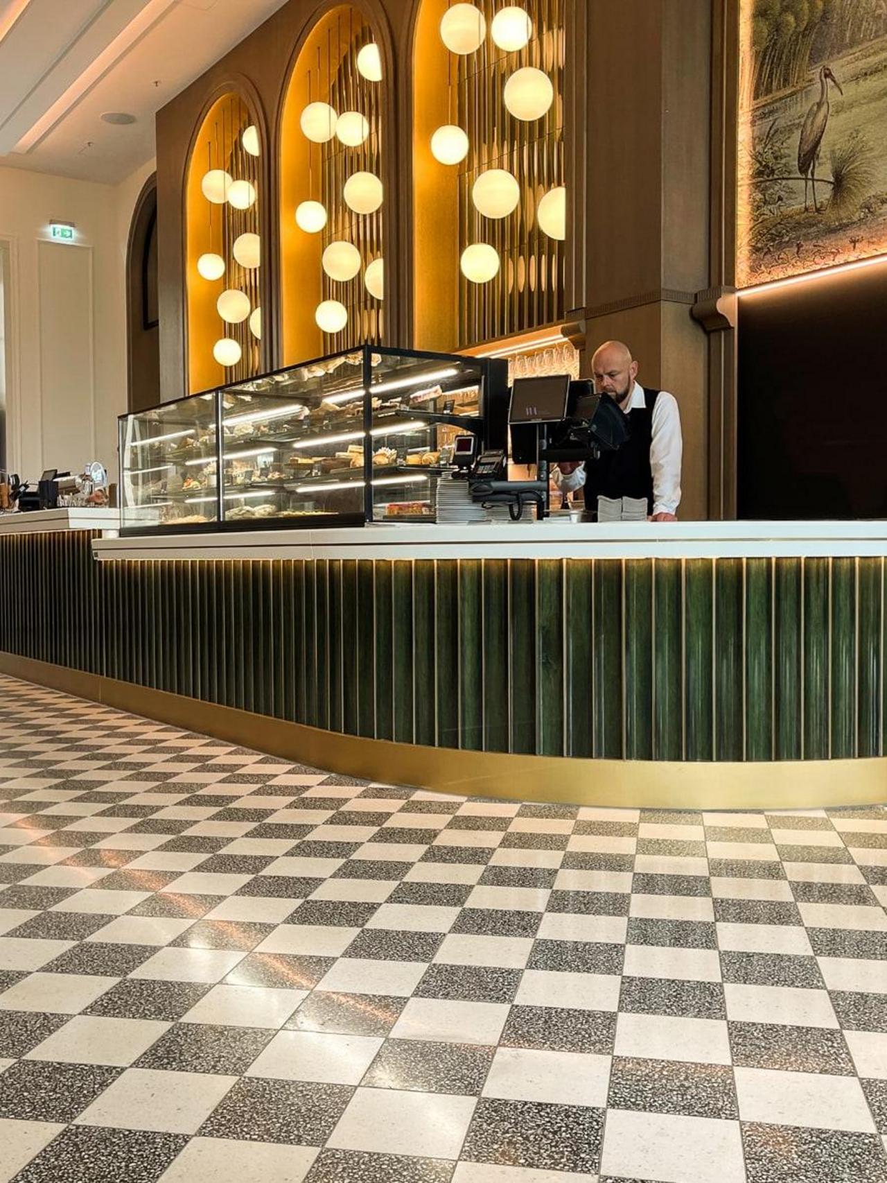 Terrazzoplatten als Schachbrett im Humboldt Forum Berlin Terrazzoplatten als Schachbrett im Humboldt Forum Berlin