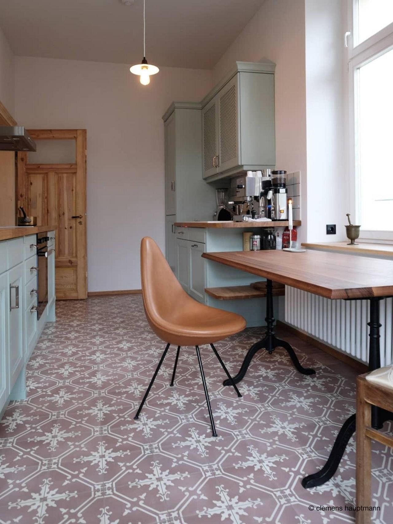 Zementfliese in floralem Diagonalmuster in einer Küche Zementfliese in floralem Diagonalmuster in einer Küche