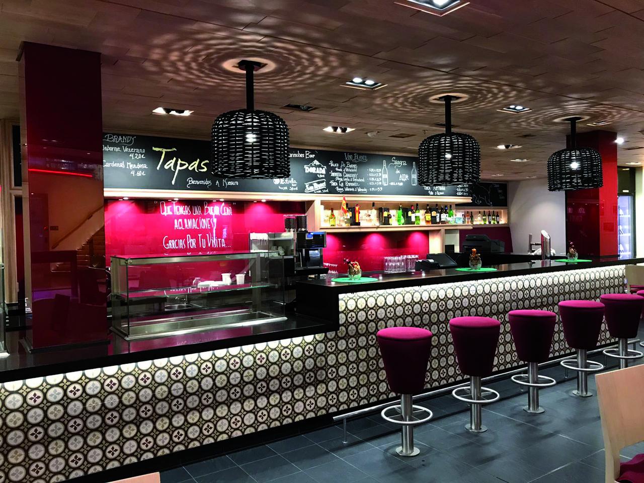 Tapasbar AIDA mit „Louis Vuitton“-Platte in luxuriösem Design grün braun beige Töne