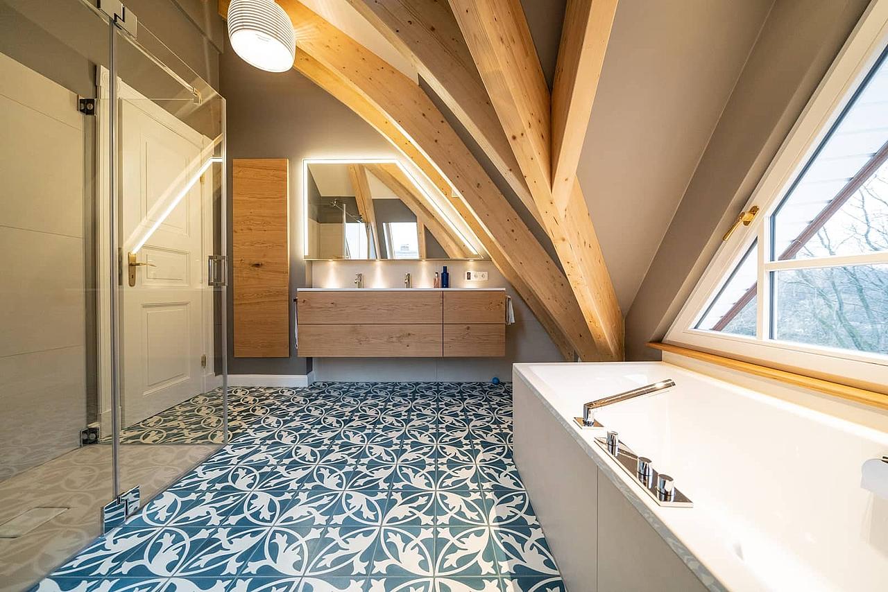 Blau-weiße Zementfliesen im rustikalen Badezimmer Blau-weiße Zementfliesen im rustikalen Badezimmer