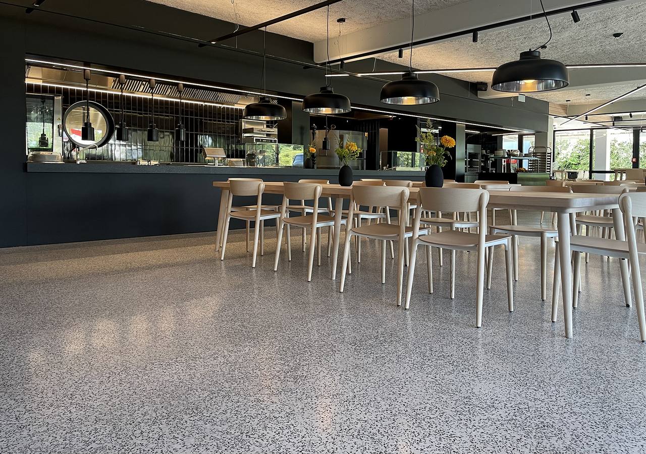 VIA Terrazzoboden T01102 verlegt in einer Kantine, Geschäftsgebäude