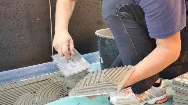 VIA Platten verlegen Platte mit Kelle und Plattenkleber 