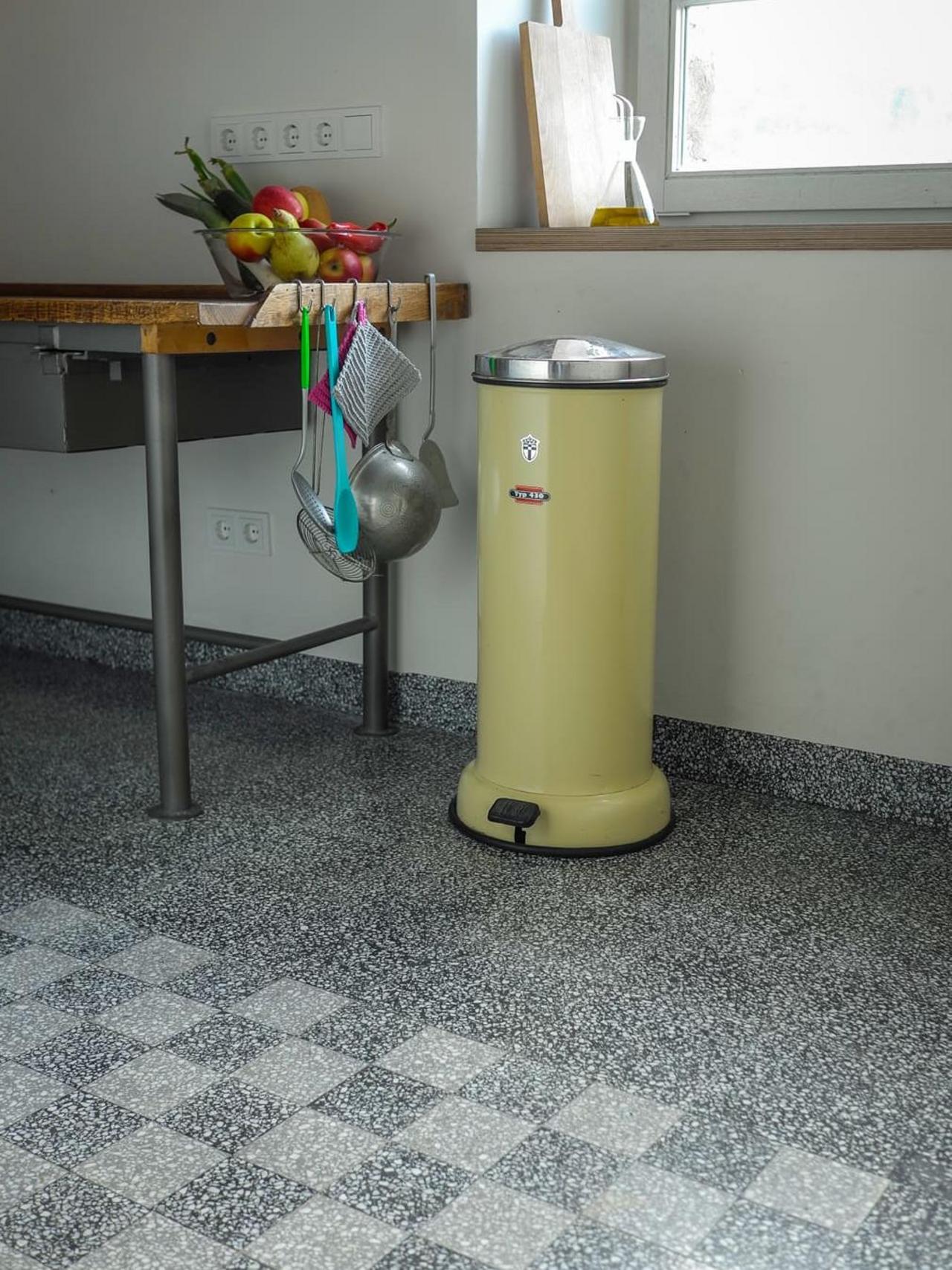 VIA Terrazzoplatte grob in graubraun schwarz in einer Küche VIA Terrazzoplatte grob in graubraun schwarz in einer Küche