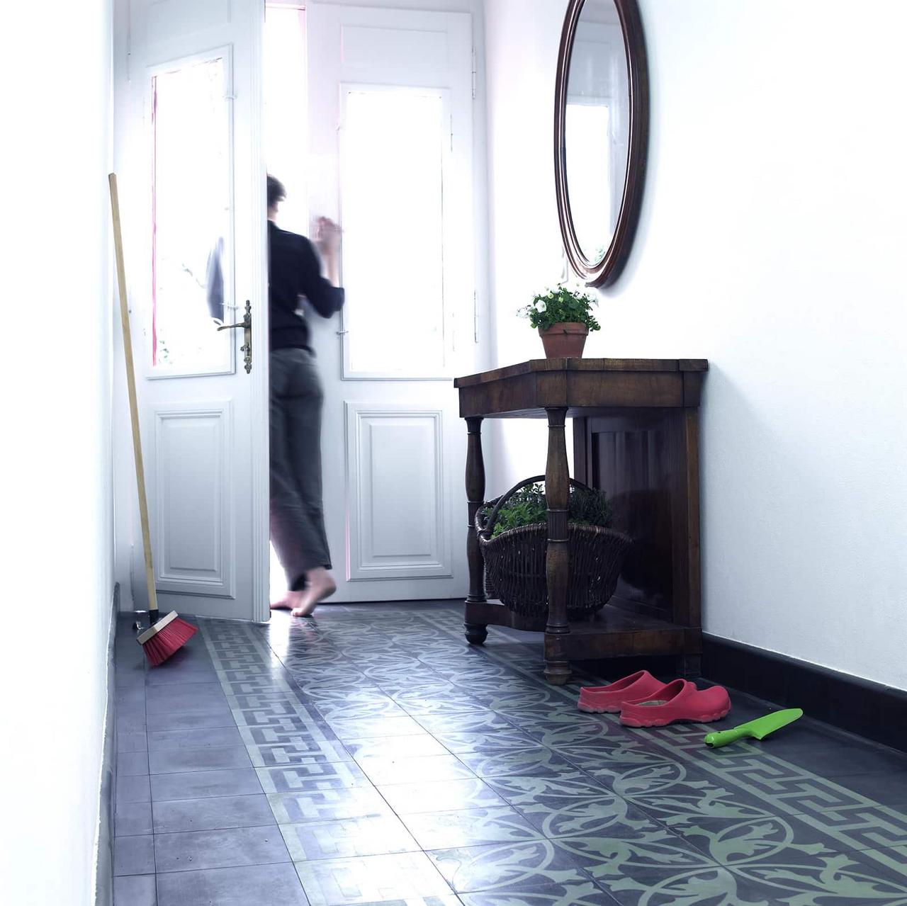 VIA Zementfliesen in schwarzgrün im Flur mit Tür 