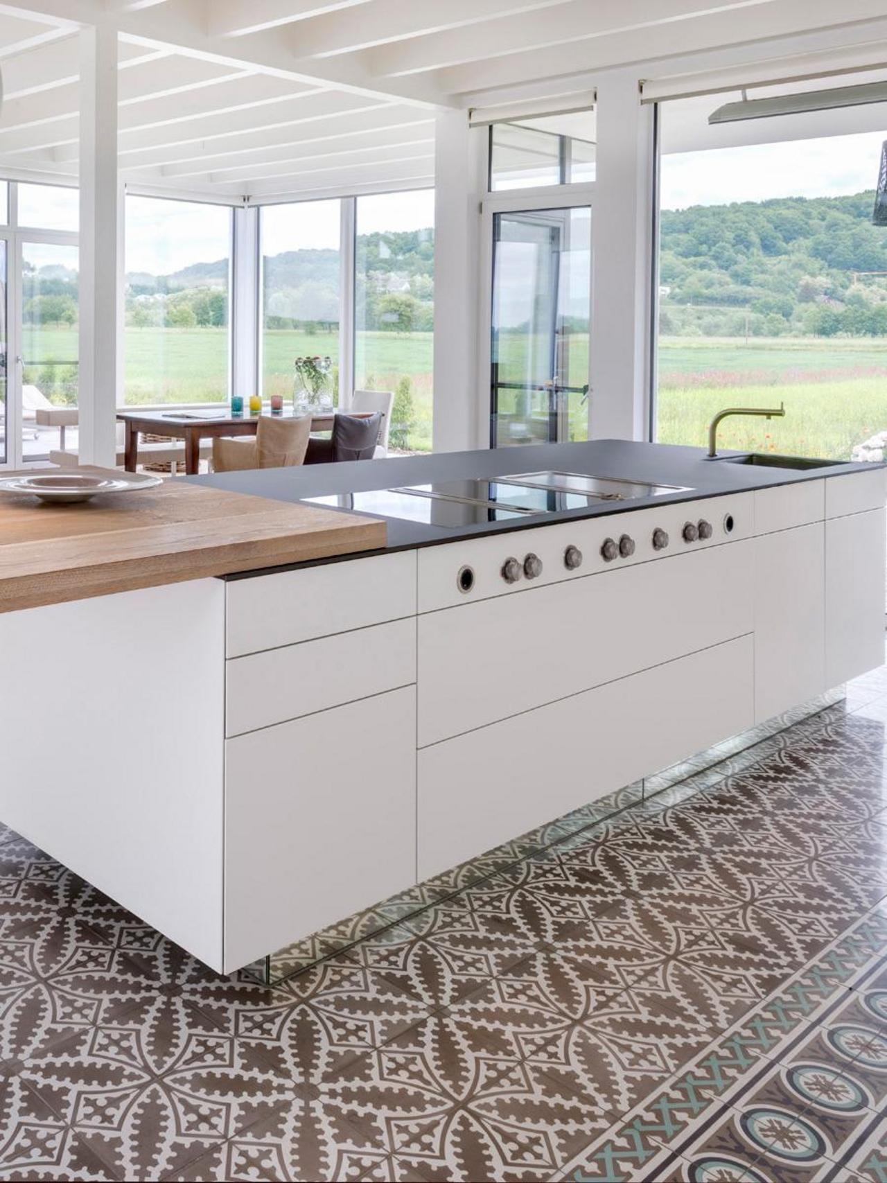 Zementfliesen als schöner Kontrast zur modernen Küche Zementfliesen als schöner Kontrast zur modernen Küche