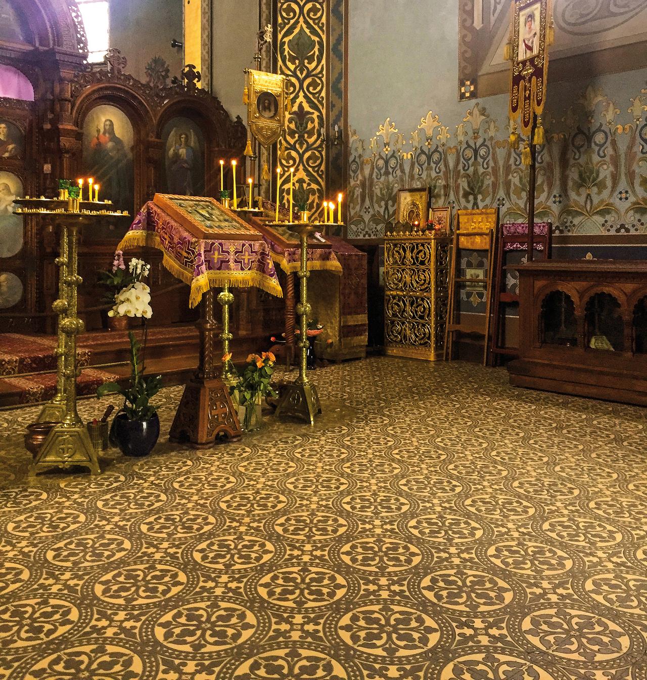 Russisch Orthodoxe Kapelle auf der Darmstädte Mathilden Höhe mit grün, floralen Zementmosaikplatten