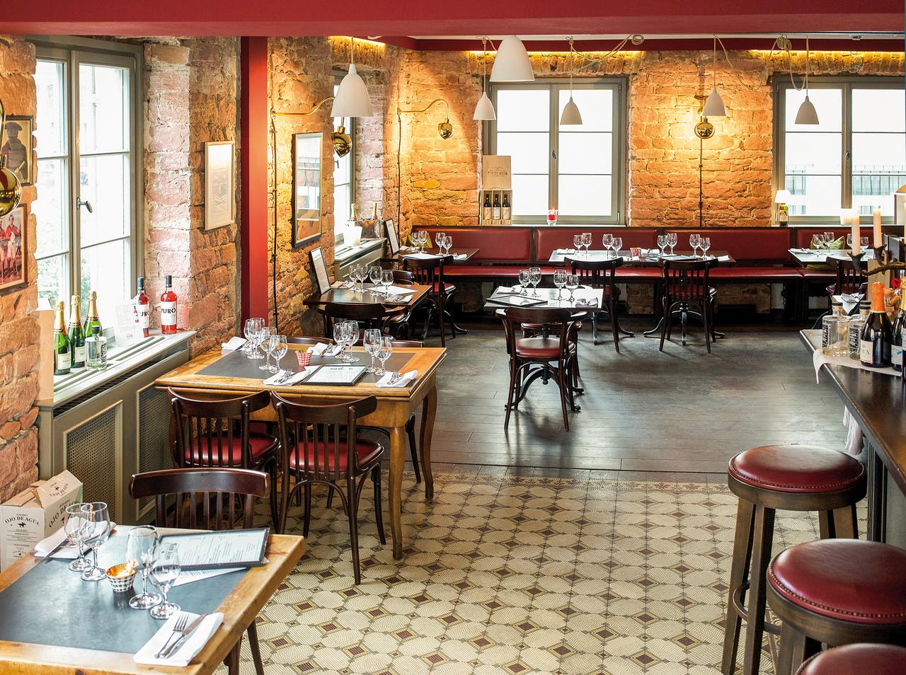 VIA Riffelplatten in creme hellgrau rotbraun in Gasthaus