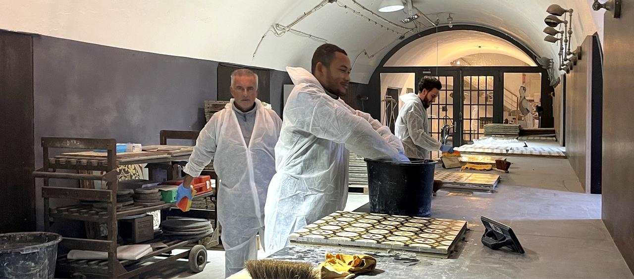 Seminarteilnehmer in den VIA Seminarraum zum Platten verlegen 