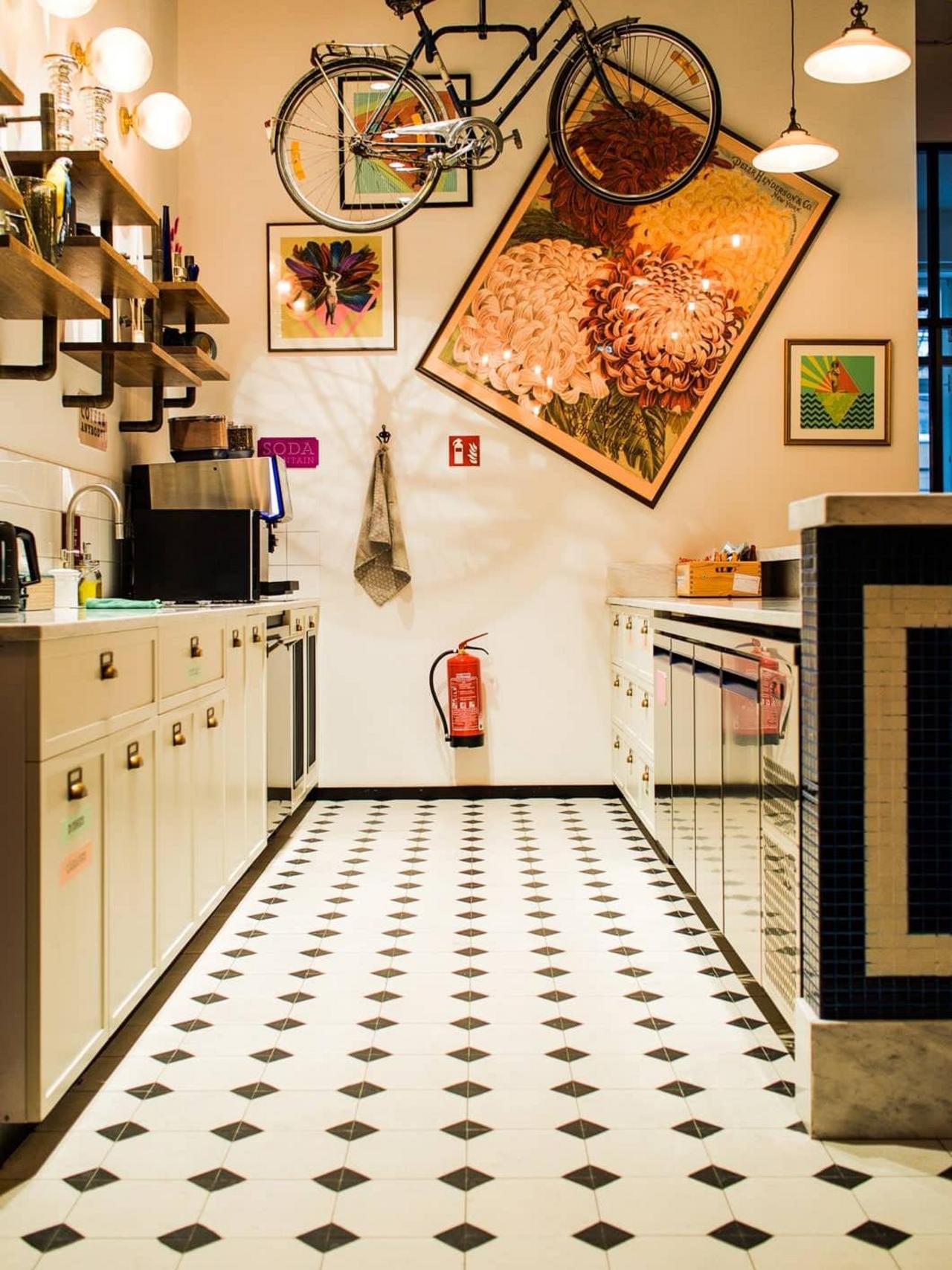 Terrazzo zweifarbig in grau mit schwarzen Ecken. Terrazzo zweifarbig in grau mit schwarzen Ecken.