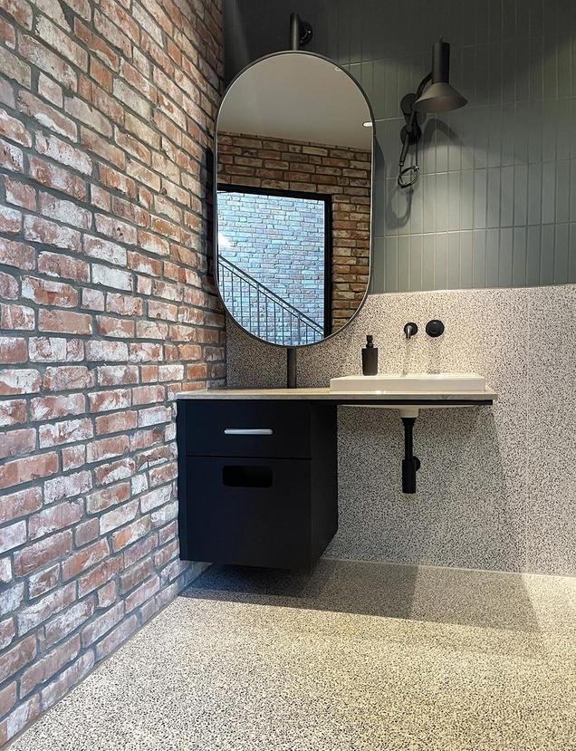 heller Terrazzoboden mit kleiner Körnung in Brauntönen