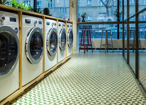 Waschen mit Stil – VIA Zementfliesen im Waschsalon