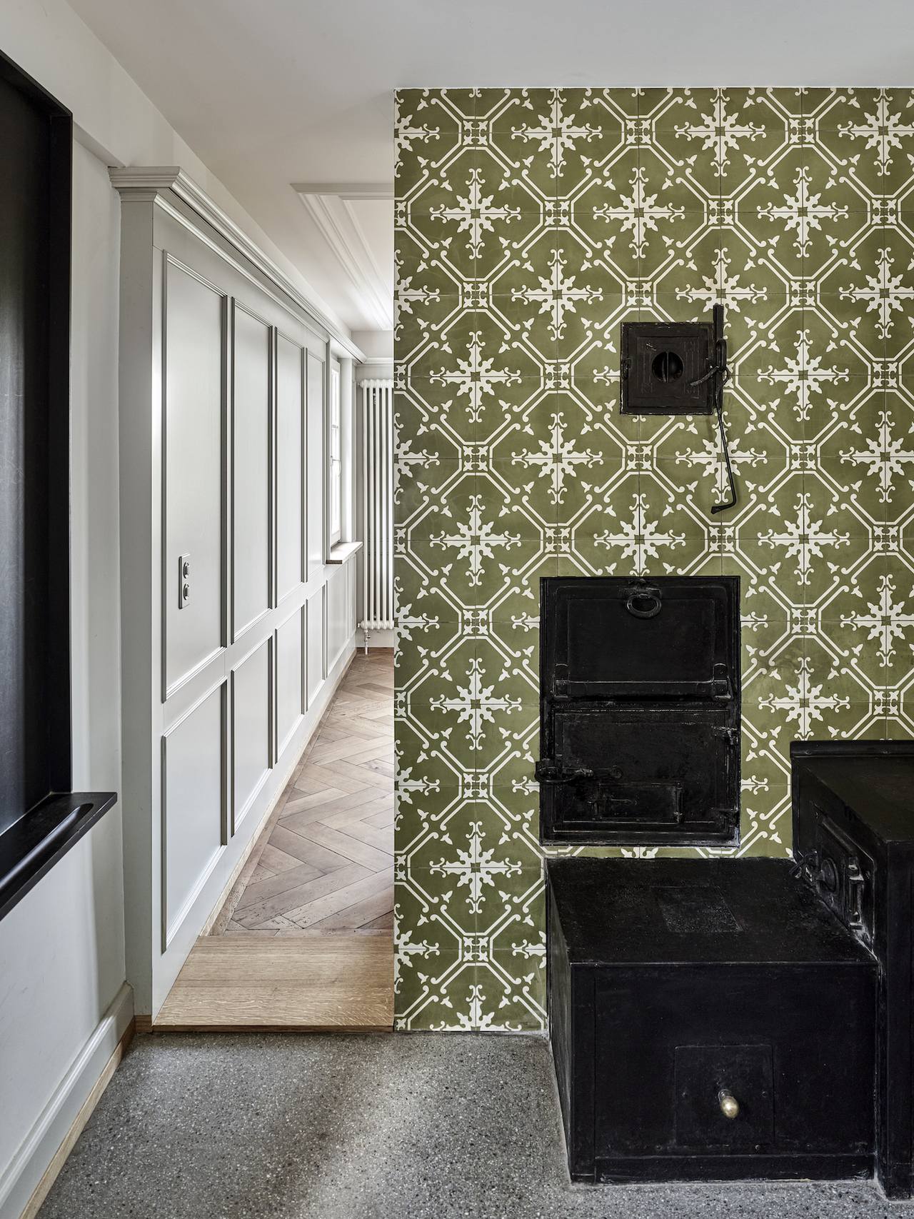 Jugendstilblume Kuechenwand mit Kamin