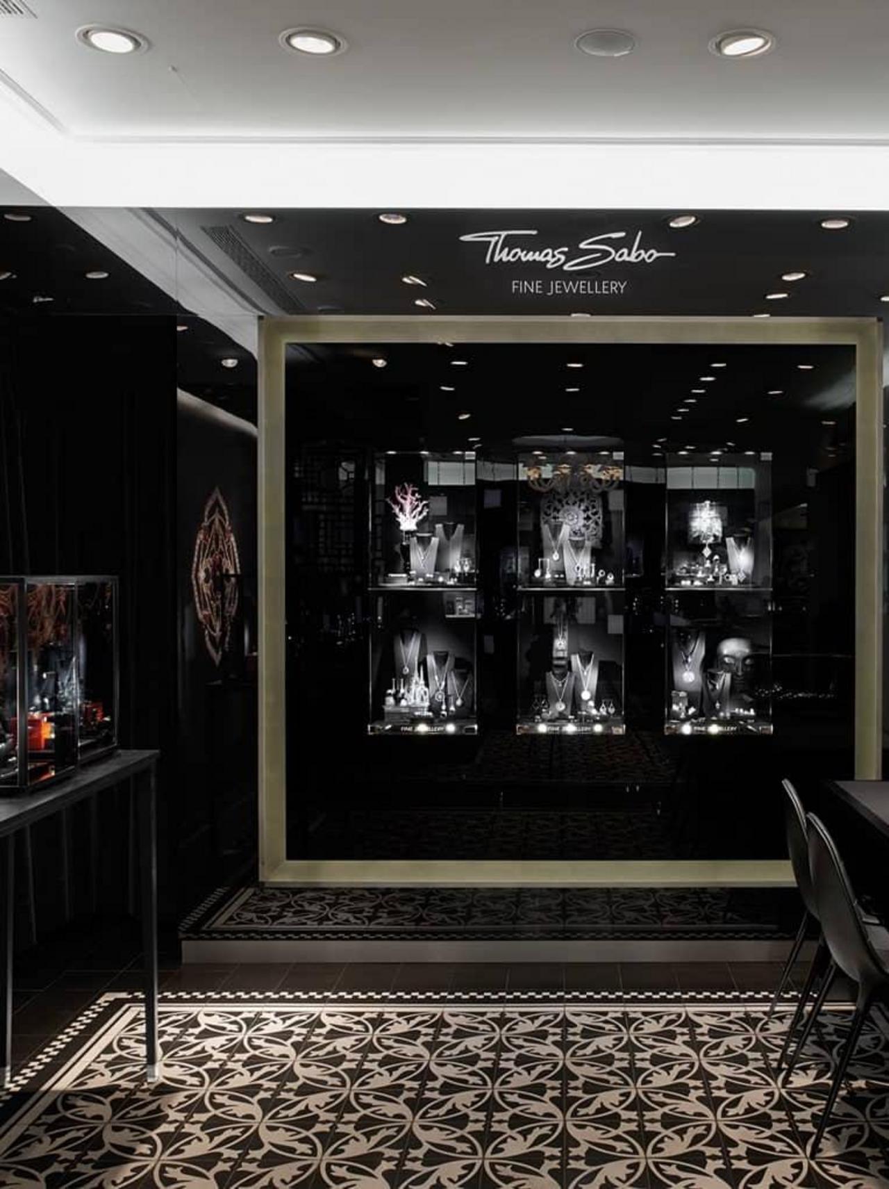 VIA zweifarbige Terrazzoplatte in Thomas Sabo Ladengeschäft VIA zweifarbige Terrazzoplatte in Thomas Sabo Ladengeschäft