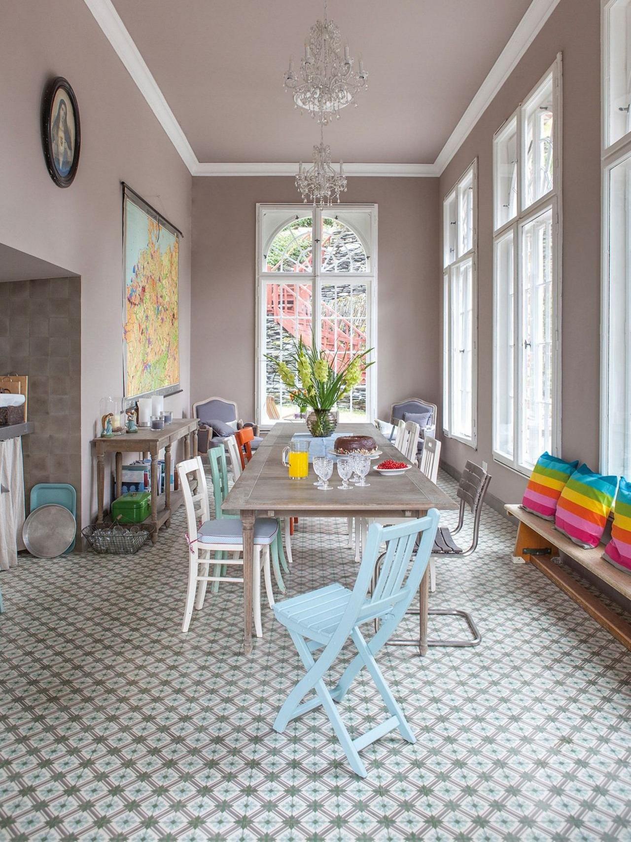 VIA Fliese N° 10700 in Raum mit hoher Decke und einem langen Esstisch VIA Fliese N° 10700 in Raum mit hoher Decke und einem langen Esstisch