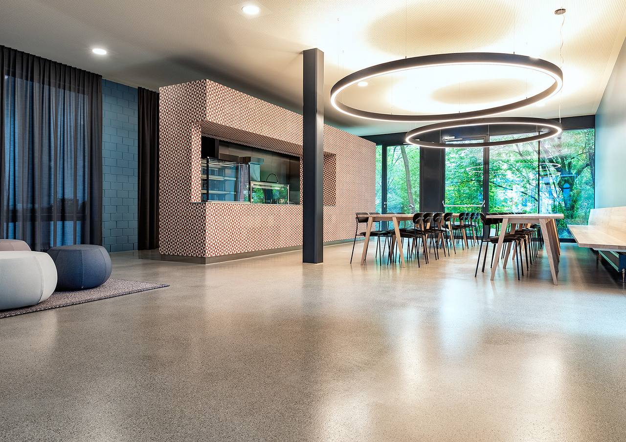 Schulkantine mit Thekenmöbel und VIA Platten als Wandverkleidung 